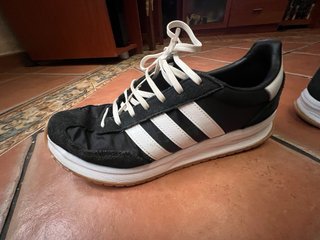 Zapatillas Adidas Negras y Blancas
