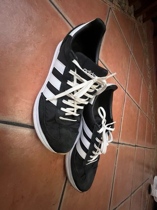 Zapatillas Adidas Negras y Blancas