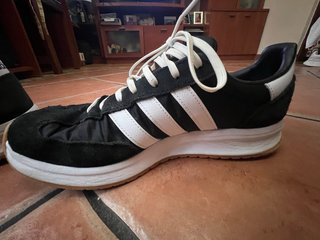 Zapatillas Adidas Negras y Blancas
