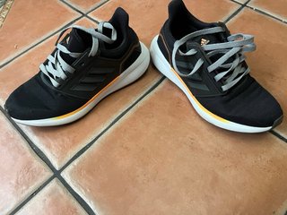 Zapatillas Adidas Negras y Blancas