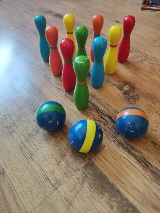 Juego de bolos de madera de colores