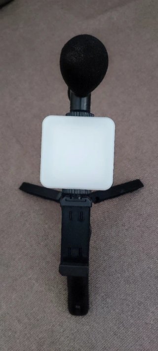 Trípode con luz LED y micrófono