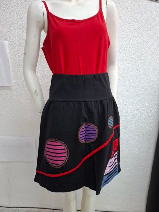 Falda estampada negra y multicolor