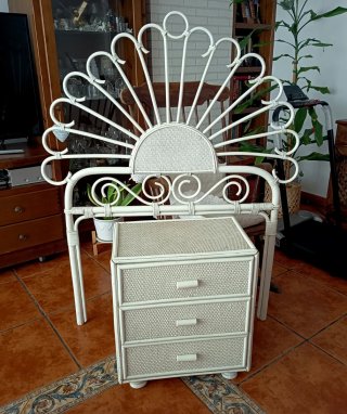 Muebles de mimbre mesita de 3 cajones y cabecero