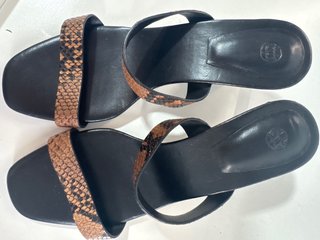 Tacones de tiras efecto piel de serpiente