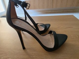 Sandalias de tacón Zara negras