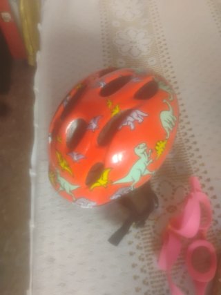 Casco infantil rojo con dinosaurios