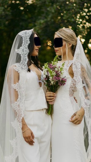 Mono de novia blanco.