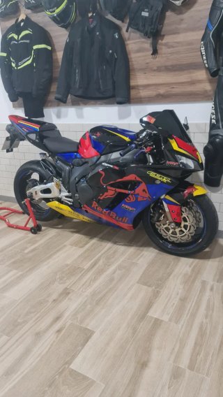 Honda CBR 1000RR 2006 Blanca