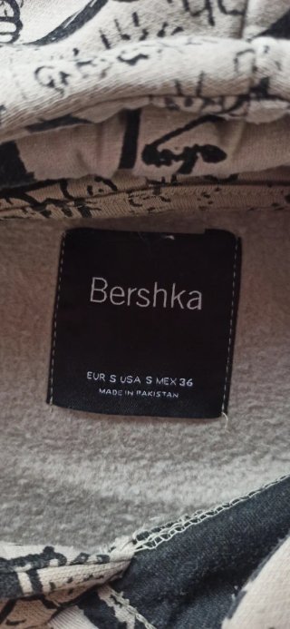 Sudadera Bershka con estampado japonés