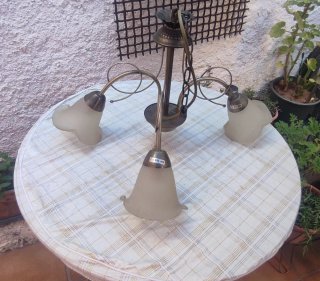 Lámpara de cristal y metal dorada