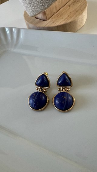 Orecchini blu pendenti dorati