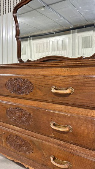 Cassettiera classica in legno con specchio
