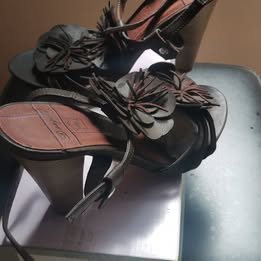 Sandalias de tacón con flores