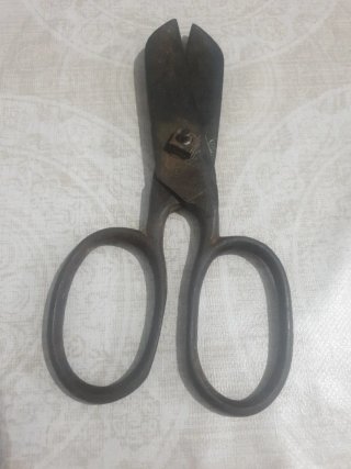 Tijeras antiguas con marca grabada