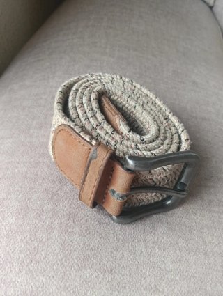 Cinturón trenzado beige y marrón.