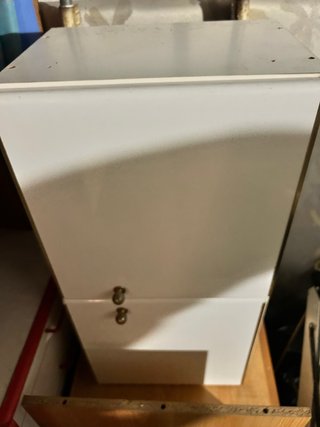 Armario de baño blanco y dorado