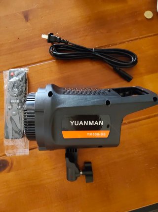 Foco LED Yuanman YM600-SS con control. NUEVO