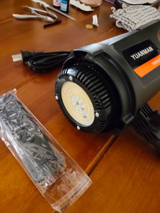 Foco LED Yuanman YM600-SS con control. NUEVO