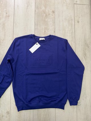 Sudadera Lacoste morada con etiqueta