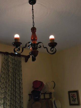 Lámpara madera y forja seminueva