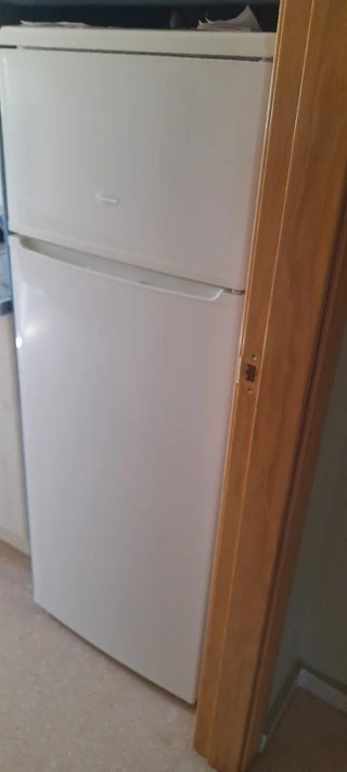 Frigorífico blanco con congelador