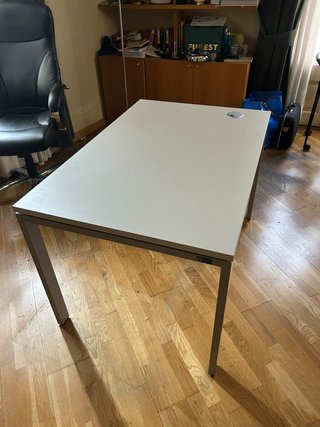 Mesa de despacho gris y blanca