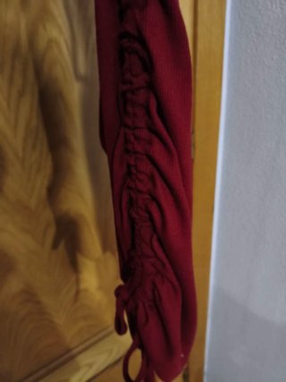 Vestido corto burdeos con fruncido