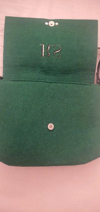 Bolso de hombro verde con iniciales RS