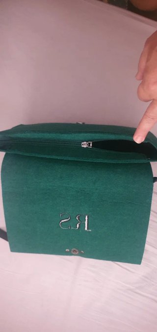 Bolso de hombro verde con iniciales RS