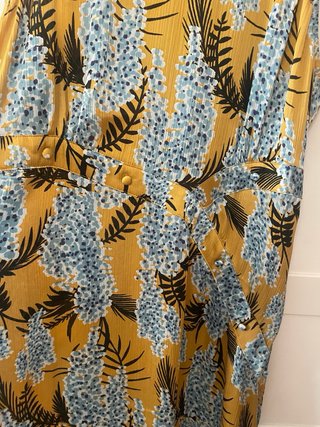 Vestido de verano floral amarillo y azul