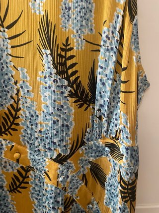 Vestido de verano floral amarillo y azul