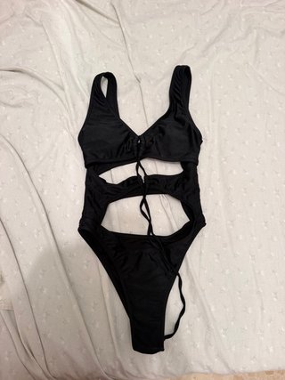 Bañador negro mujer con cortes
