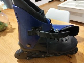 Patines en línea azules y negros