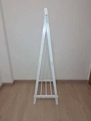 Perchero de pie de madera blanco