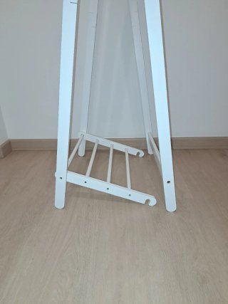 Perchero de pie de madera blanco