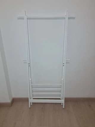 Perchero de pie de madera blanco