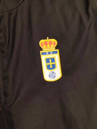 Abrigo Real Oviedo Adidas Negro. Muy buen estado.