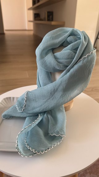 Foulard azzurro leggero con frange
