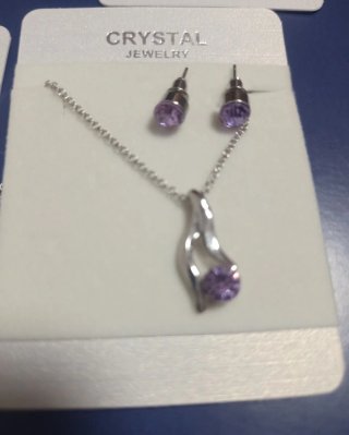 Conjunto colgante y pendientes lila
