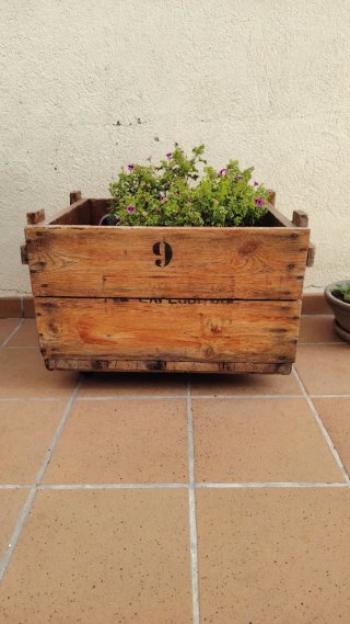 Jardinera de madera rústica con número 9