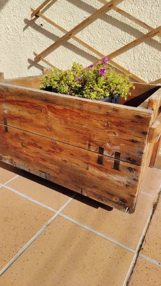 Jardinera de madera rústica con número 9