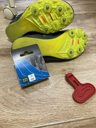 Zapatillas Tacos Atletismo Kalenji azul marino.