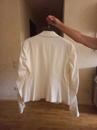 Giacca estiva bianca con dettagli neri