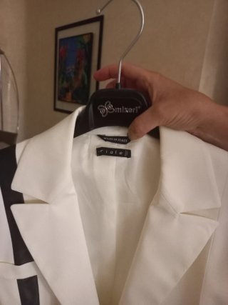 Giacca estiva bianca con dettagli neri