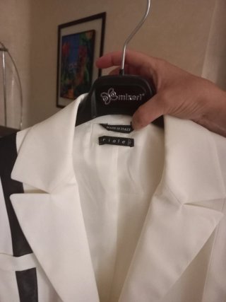 Giacca estiva bianca con dettagli neri