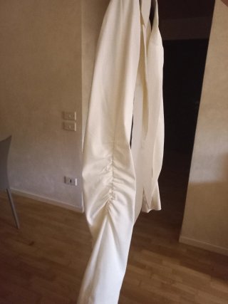 Giacca estiva bianca con dettagli neri