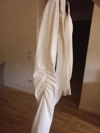 Giacca estiva bianca con dettagli neri