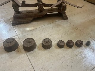 Balanza antigua de metal con pesas