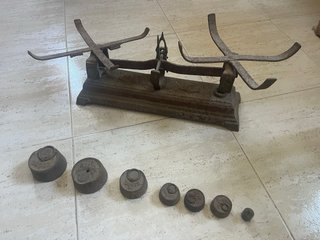Balanza antigua de metal con pesas